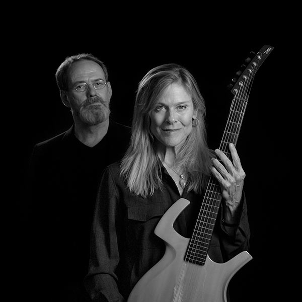 Songs & Sounds – B&W Elisabeth Cutler with guitarist Leander Reininghaus